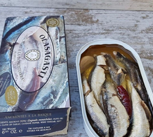 Load image into Gallery viewer, Open tin of Olasagasti Basque Anchovies with garlic and cayenne pepper, Spain.
